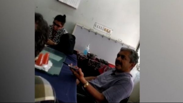 डॉक्टर मरीज की बातें सुनकर झल्ला गया।