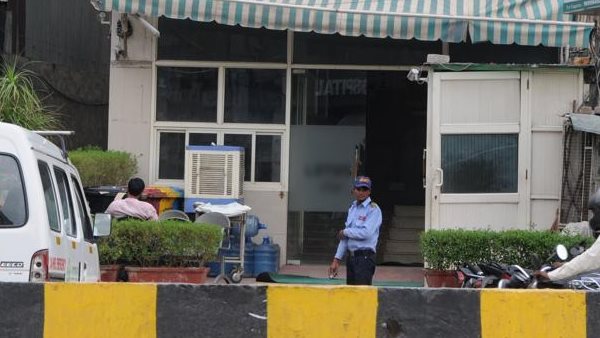 डॉक्टर गुजराती भाषा में बोला है। मगर, यहां बातचीत के कुछ अंश पेश हैं...