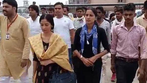 सरकारी नौकरी दिलाने की मांग सरकारी नौकरी दिलाने की मांग