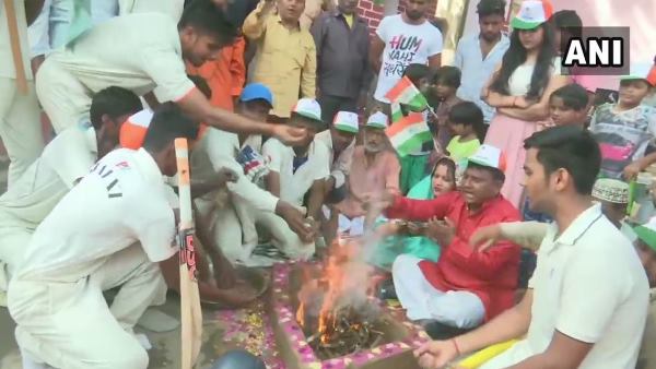 काशी में की गई विशेष आरती काशी में की गई विशेष आरती