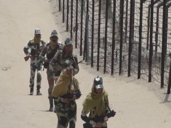 BSF jawan patrolling in 50 degree temperature on Indo-Pak border in Jaisalmer