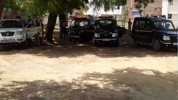 पुलिस पर फूटा लोगों का गुस्सा 