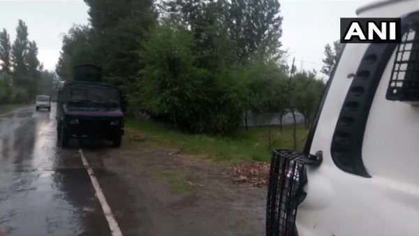 पुलवामा के अरिहल में सेना के वाहन पर आतंकी हमला पुलवामा के अरिहल में सेना के वाहन पर आतंकी हमला