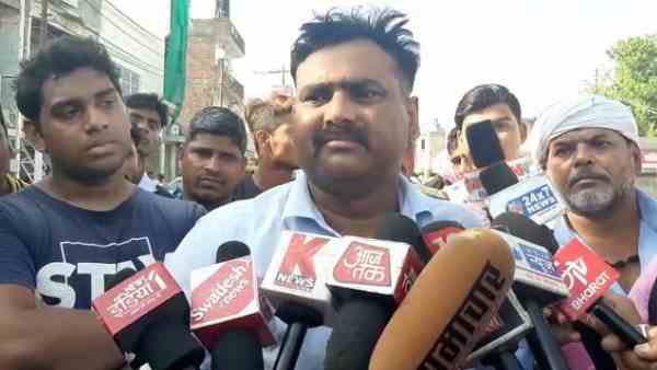 अबतक 40 दुकानें ढह चुकीं