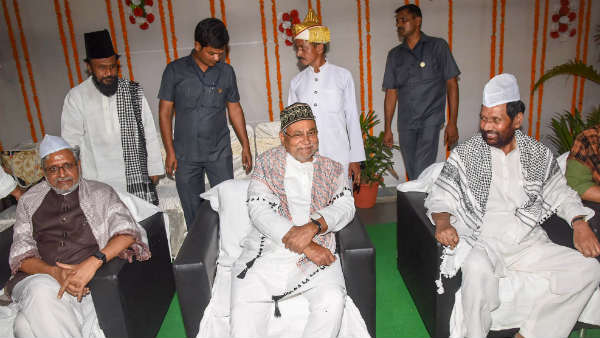 शपथग्रहण से शुरू हुआ विवाद