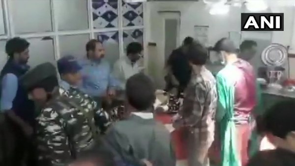 आतंकी हमले में JK पुलिस के एसएचओ घायल आतंकी हमले में JK पुलिस के एसएचओ घायल