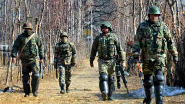 त्राल में सुरक्षा बलों ने आतंकियों को घेरा, मुठभेड़ जारी