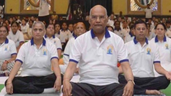 राष्ट्रपति रामनाथ कोविंद ने भी राष्ट्रपति भवन में योग किया. राष्ट्रपति रामनाथ कोविंद ने भी राष्ट्रपति भवन में योग किया.