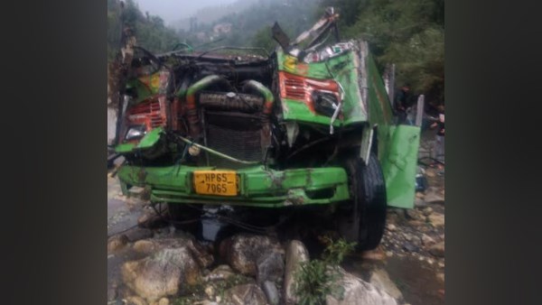 सुहा​गिनों की मांग उजड़ी, तो कई घरों के इकलौते चिराग बुझे