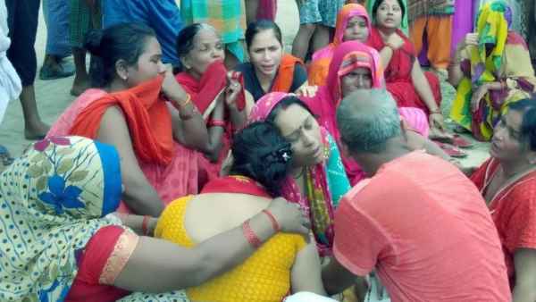 बेटे का शव देख बदहवास हुई मां बेटे का शव देख बदहवास हुई मां