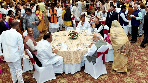 कई सांसद पीएम मोदी के साथ सेल्फी लेते भी दिखे कई सांसद पीएम मोदी के साथ सेल्फी लेते भी दिखे