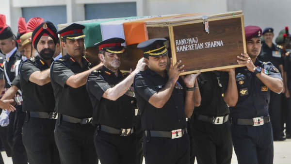 गुड़गांव में छोड़ी लाखों की नौकरी 