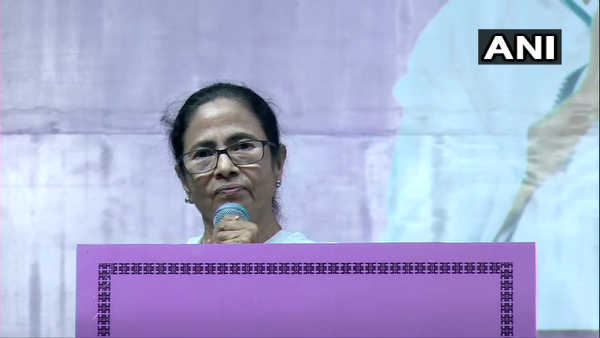 बंगाल को बदनाम किया जा रहा, इसे गुजरात बनाना चाहती है बीजेपी- ममता बनर्जी बंगाल को बदनाम किया जा रहा, इसे गुजरात बनाना चाहती है बीजेपी- ममता बनर्जी