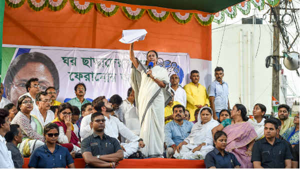 ममता 'बाहरी' लोगों पर लगाती हैं हिंसा का इल्जाम