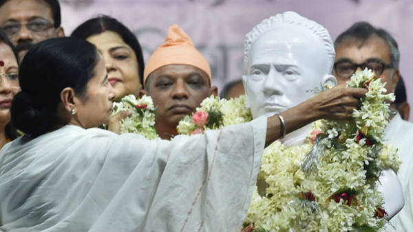 विद्यासागर की प्रतिमा टूटने से हुआ था विवाद