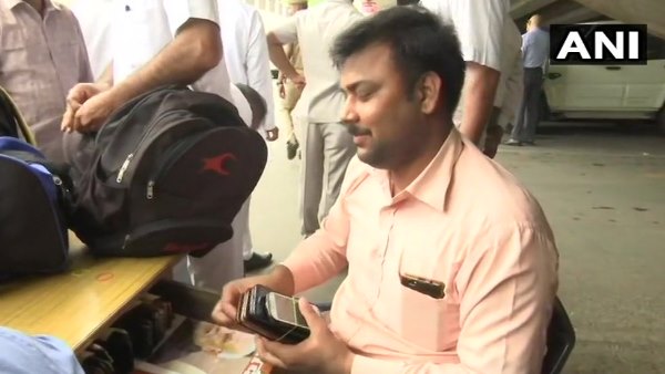 मोबाइल, बैग, पेन जमा कराए गए