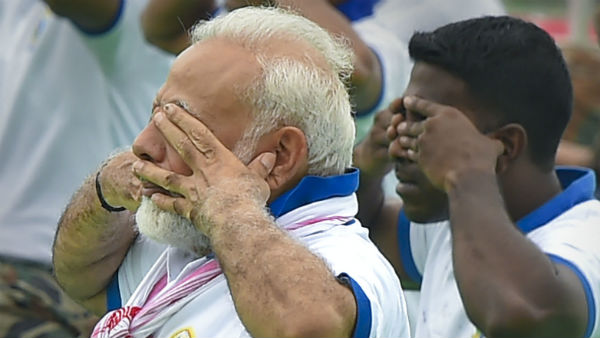 5000 लोगों के साथ पीए नरेंद्र मोदी ने किया योग 5000 लोगों के साथ पीए नरेंद्र मोदी ने किया योग