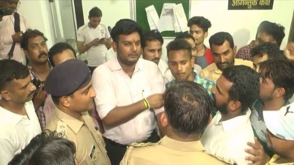 हेलमेट नहीं होने पर रोका हेलमेट नहीं होने पर रोका