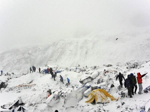 अभी भी जमा है एवरेस्ट पर कचरा