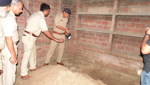 शव के टुकड़ों को जलाकर दफना दिया शव के टुकड़ों को जलाकर दफना दिया