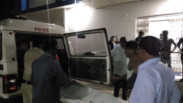 भाभी-बहन ने दरवाजा बंद कर बचाई जान