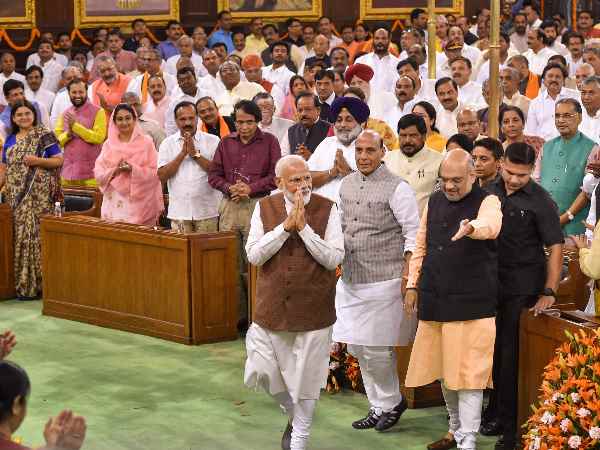 सेंट्रल हॉल में पीएम मोदी ने प्रज्ञा ठाकुर को किया था अनदेखा सेंट्रल हॉल में पीएम मोदी ने प्रज्ञा ठाकुर को किया था अनदेखा