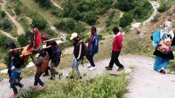 people carried injured girl on their shoulders upto 5 kms people carried injured girl on their shoulders upto 5 kms
