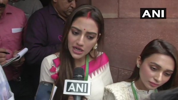 मीडियाकर्मियों ने जब घेरा तो नाराज हुई नुसरत जहां और मिमी चक्रवर्ती मीडियाकर्मियों ने जब घेरा तो नाराज हुई नुसरत जहां और मिमी चक्रवर्ती