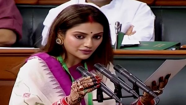 सांसद के तौर पर नुसरत जहां ने ली शपथ