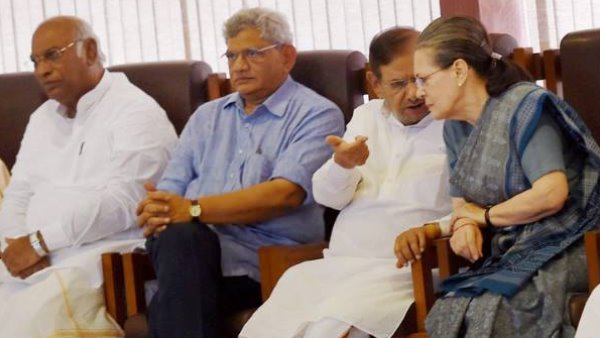 कांग्रेस समेत विपक्ष बीजेपी की चाल में फंस जा रहे हैं कांग्रेस समेत विपक्ष बीजेपी की चाल में फंस जा रहे हैं