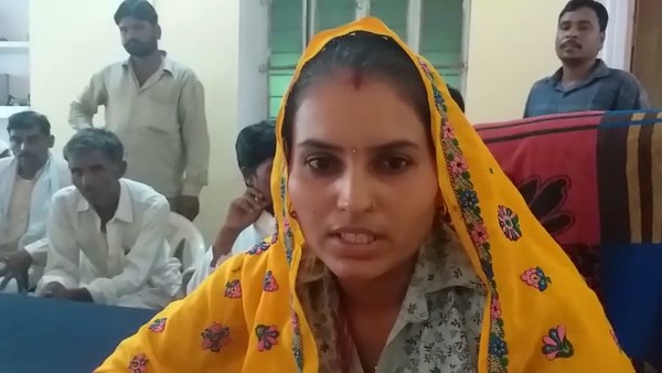 कर्मचारियों व प्रधान समर्थकों ने किया प्रदर्शन
