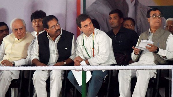 राहुल गांधी और शीला दीक्षित कर चुके हैं इस्तीफे की पेशकश