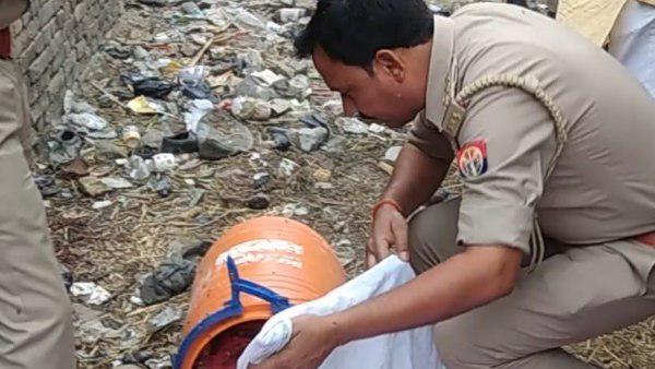 खेलने के लिए घर से निकला था खेलने के लिए घर से निकला था