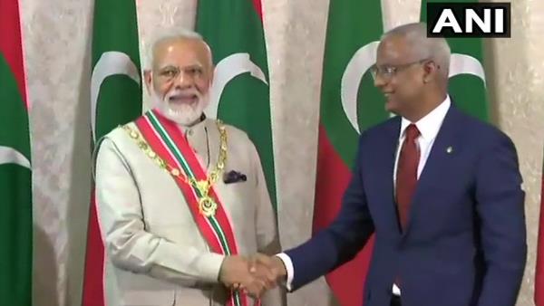 एम मोदी मालदीव के राष्ट्रपति इब्राहिम सालेह और उप-राष्ट्रपति फैसल नसीम से मुलाकात करेंगे। इसके अलावा पूर्व राष्ट्रपति मोहम्मद नशीद से भी उनकी मुलाकात होनी है। विदेश सचिव विजय गोखले ने बताया कि दोनों पक्षों का मकसद विभिन्न क्षेत्रों में आपसी सहयोग को मजबूत करना है। पीएम मोदी के इस दौरे पर वह राष्ट्रपति सोलेह के साथ कोस्टल सर्विलांस रडार सिस्टम का उद्घाटन कर सकते हैं। यह सिस्टम हिंद महासागर में मैरीटाइम सहयोग और सुरक्षा को मजबूत करने में अहम साबित होगा। एम मोदी मालदीव के राष्ट्रपति इब्राहिम सालेह और उप-राष्ट्रपति फैसल नसीम से मुलाकात करेंगे। इसके अलावा पूर्व राष्ट्रपति मोहम्मद नशीद से भी उनकी मुलाकात होनी है। विदेश सचिव विजय गोखले ने बताया कि दोनों पक्षों का मकसद विभिन्न क्षेत्रों में आपसी सहयोग को मजबूत करना है। पीएम मोदी के इस दौरे पर वह राष्ट्रपति सोलेह के साथ कोस्टल सर्विलांस रडार सिस्टम का उद्घाटन कर सकते हैं। यह सिस्टम हिंद महासागर में मैरीटाइम सहयोग और सुरक्षा को मजबूत करने में अहम साबित होगा।