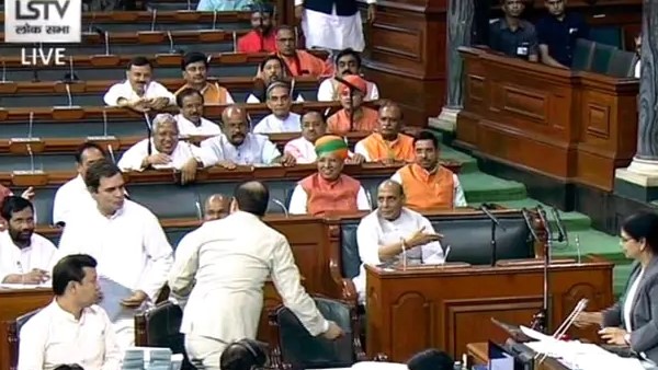 शपथ के बाद वायनाड को धन्यवाद कहा