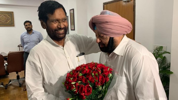 Amarinder Singh meets Ram Vilas Paswan over Rs 31000Cr food account loan issue Amarinder Singh meets Ram Vilas Paswan over Rs 31000Cr food account loan issue