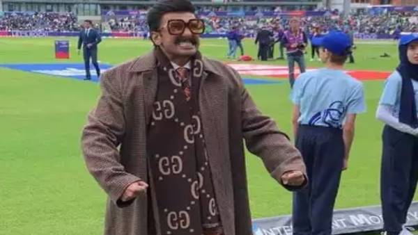 Ranveer Singh is consoling upset Pakistani fan after Team India win Ranveer Singh is consoling upset Pakistani fan after Team India win