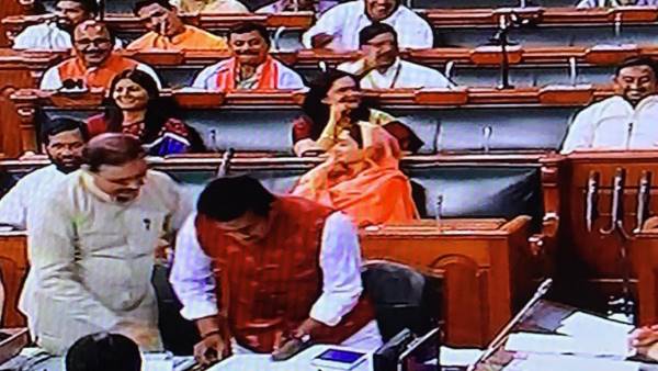 गोरखुपर सीट से जीतकर संसद पहुंचे हैं रवि किशन गोरखुपर सीट से जीतकर संसद पहुंचे हैं रवि किशन