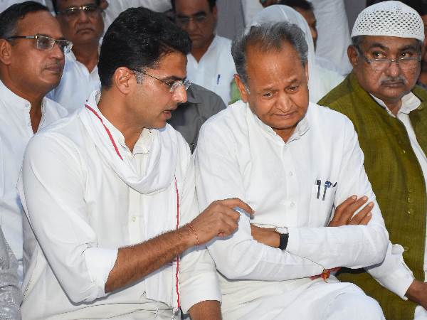 कांग्रेस में छिड़ा है घमासान
