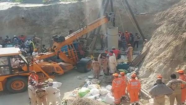 बोरवेल के समानांतर खोदा गया गड्ढा