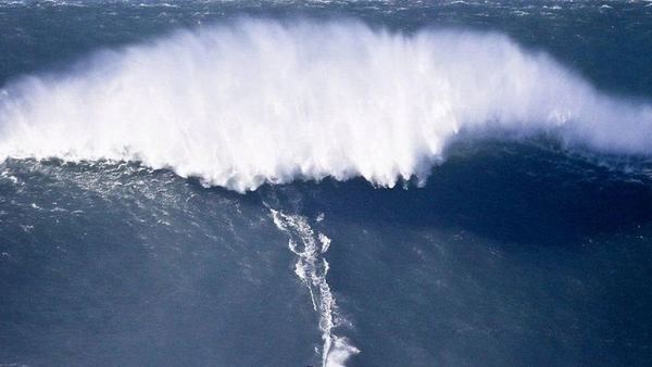 बिना किसी रोक-टोक लहरों से खेल रहा शख्स बहने लगा बिना किसी रोक-टोक लहरों से खेल रहा शख्स बहने लगा