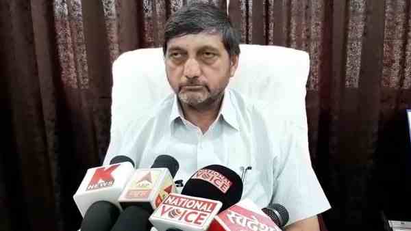 pregnant woman groaning with pain in hospital for five hours