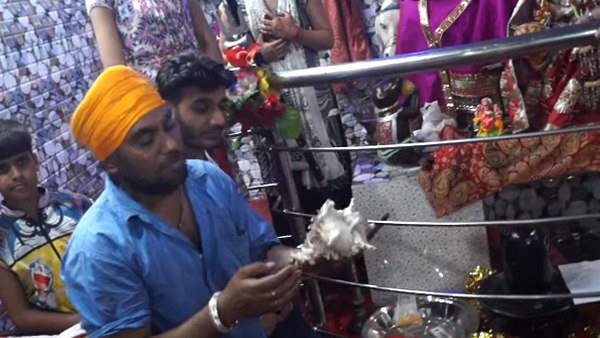 मंदिर में जुटी लोगों की भीड़