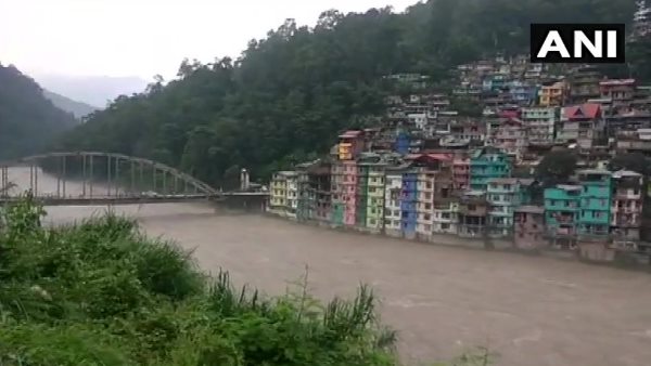 मॉनसून ने लगाई बारिश की झड़ी मॉनसून ने लगाई बारिश की झड़ी