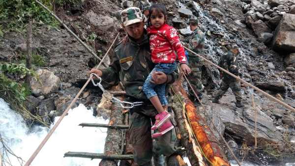 बादल फटने से फंसे पर्यटक