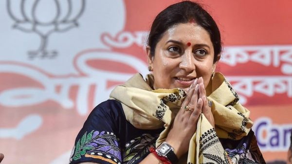 स्मृति ईरानी के पैरों पर गिर पड़ी महिला