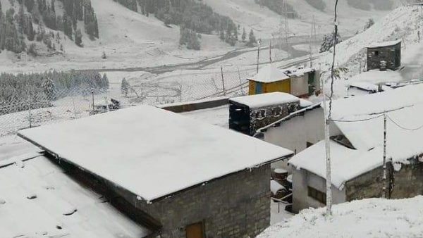 लेकिन यहां जमकर हो रही है बर्फबारी