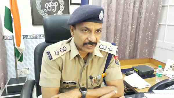 husband beats her wife near sp office