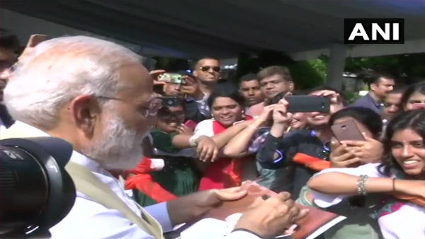 लोगों से खुलकर मिले पीएम मोदी