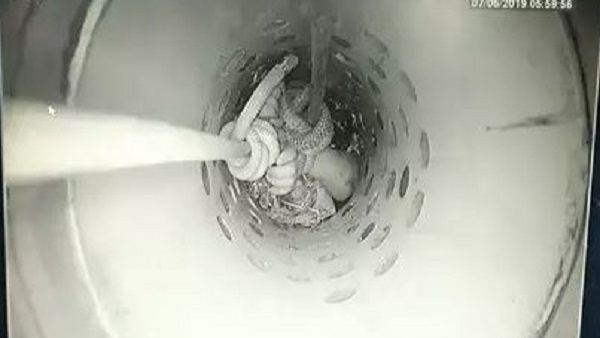 120 फीट पर फंसा है बच्चा